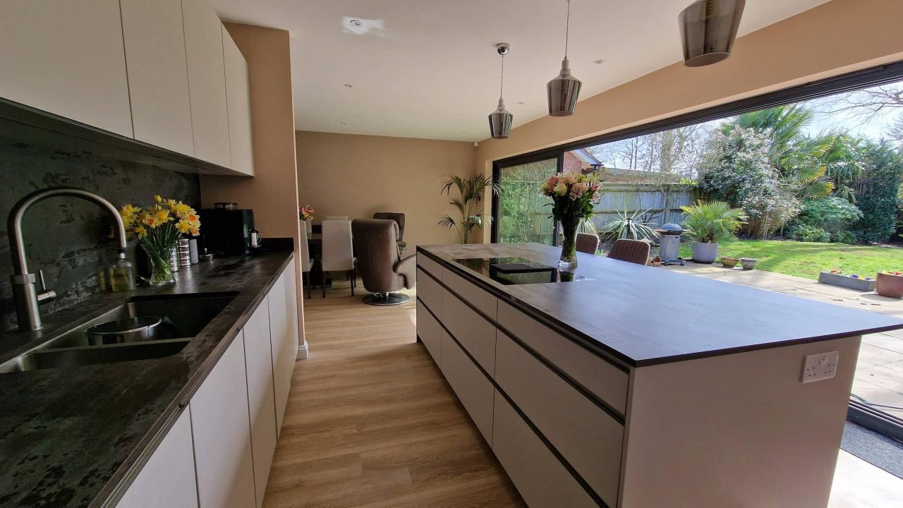 Designing a Minimalist Kitchen That Still Feels Warm